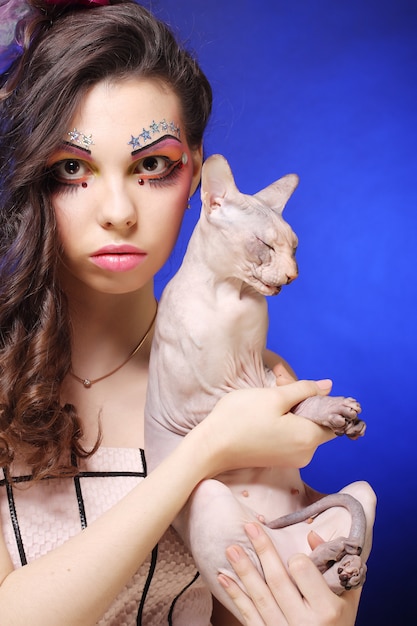 Giovane principessa con gatto Sphynx.