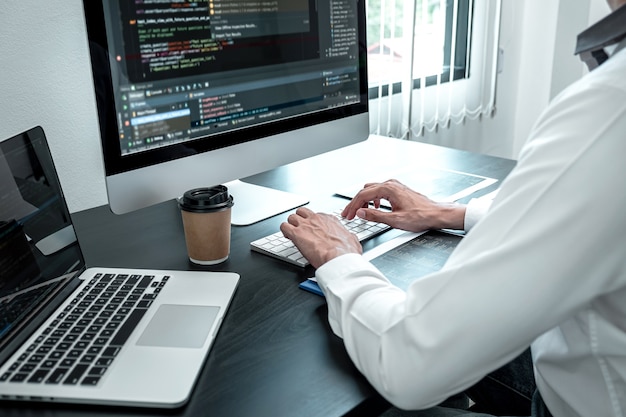Giovane programmatore che lavora nel computer javascript software nell'ufficio IT