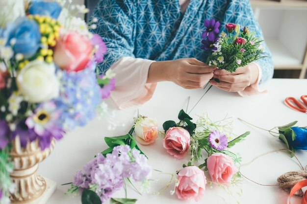 Giovane proprietario del negozio di fiori del proprietario di affari