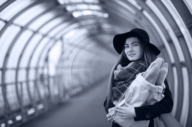 Giovane ragazza adulta nel tunnel architettonico del ponte