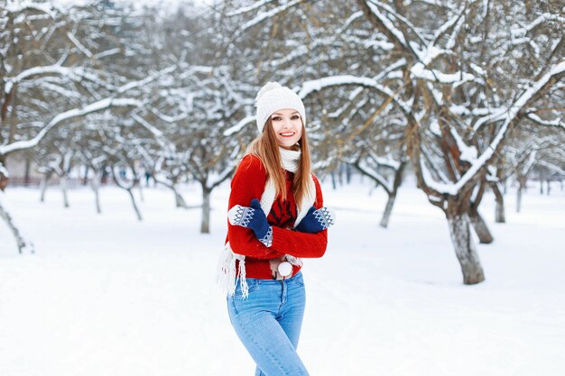 Giovane ragazza alla moda in un caldo inverno vintage copre in inverno nevoso giorno