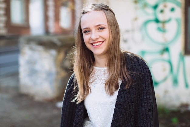 Giovane ragazza allegra che sorride alla macchina fotografica