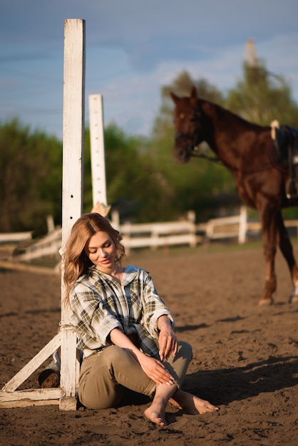 Giovane ragazza allegra con il suo cavallo preferito.