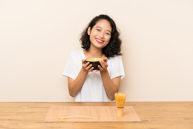 Giovane ragazza asiatica con il matcha del tè