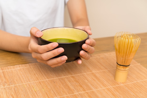 Giovane ragazza asiatica con il matcha del tè