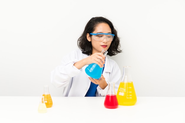 Giovane ragazza asiatica scientifica