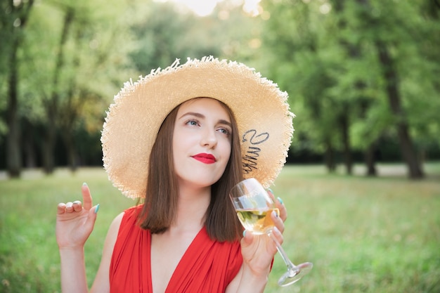 Giovane ragazza attraente su un picnic in un parco cittadino.