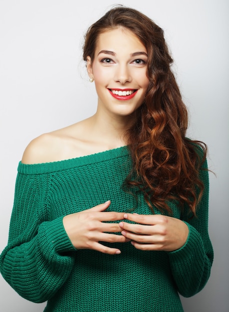 Giovane ragazza bionda sorridente carina, girato in studio