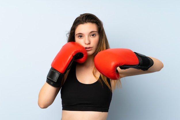 Giovane ragazza bruna con guantoni da boxe