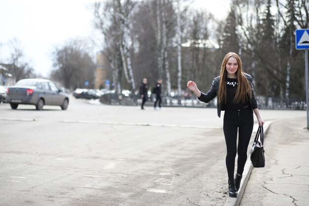 Giovane ragazza carina adulta in una passeggiata in città