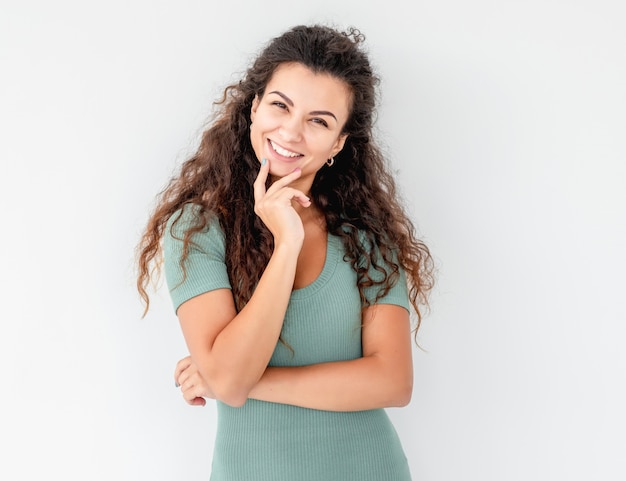 giovane ragazza carina sorridente in largo