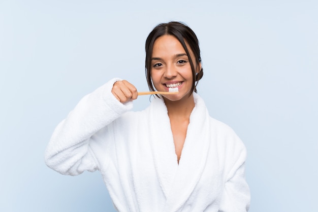 Giovane ragazza castana in accappatoio con trucco