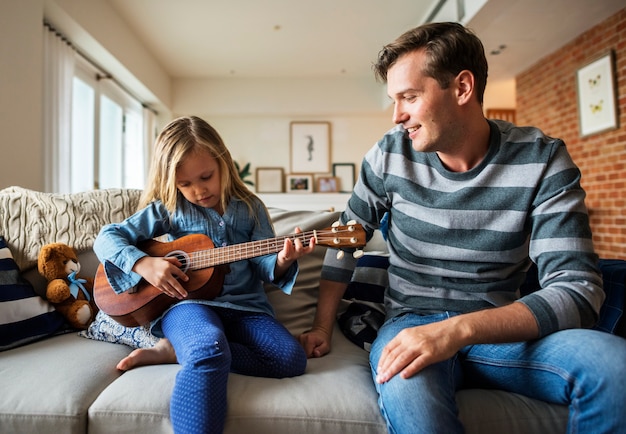 Giovane ragazza caucasica che gioca ukulele