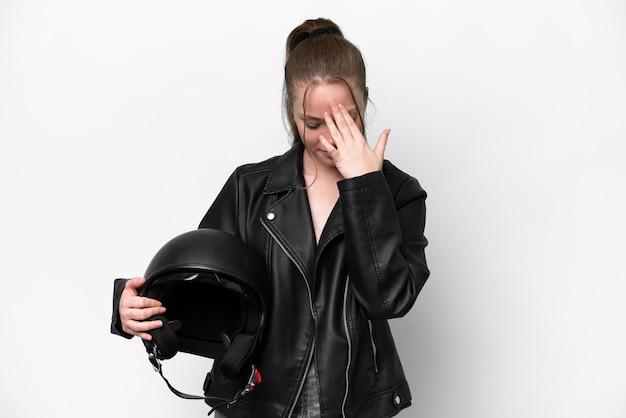 Giovane ragazza caucasica con un casco da motociclista