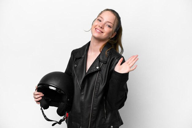 Giovane ragazza caucasica con un casco da motociclista