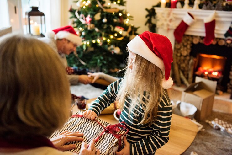 Foto giovane ragazza caucasica godendo le vacanze di natale