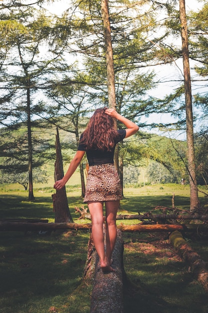 Giovane ragazza caucasica in posa nella foresta