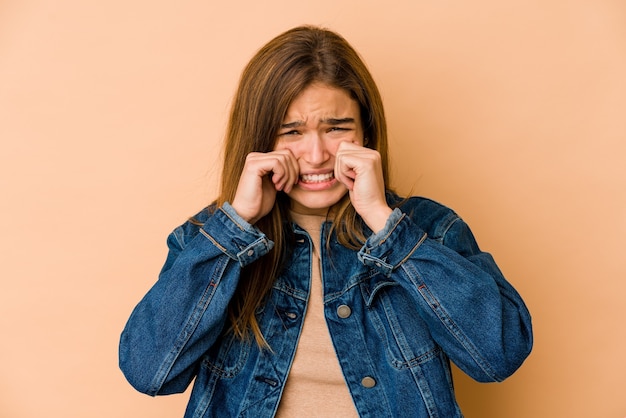 Giovane ragazza caucasica magra dell'adolescente che si lamenta e piange sconsolato.