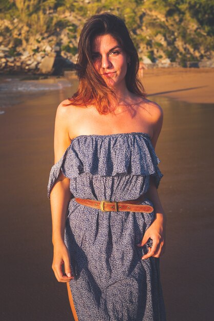 Giovane ragazza caucassiana possing in spiaggia.