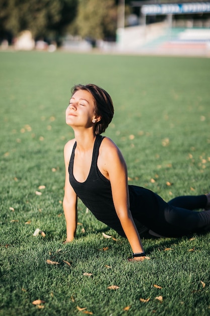 giovane ragazza che fa yoga all'aperto