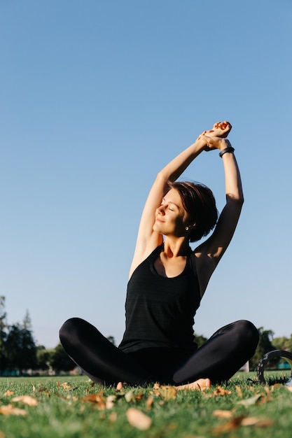 giovane ragazza che fa yoga all'aperto