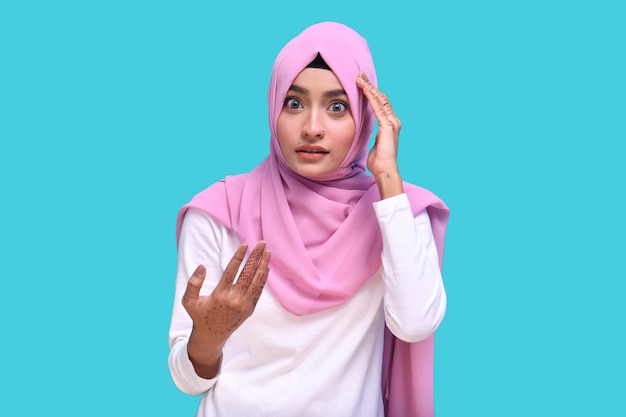 giovane ragazza che indossa l'hijab rosa confuso modello indiano pakistano