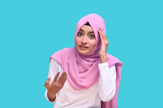 giovane ragazza che indossa l'hijab rosa confuso modello indiano pakistano