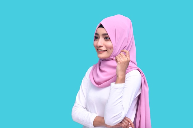 giovane ragazza che indossa l'hijab rosa guardando la telecamera modello pakistano indiano