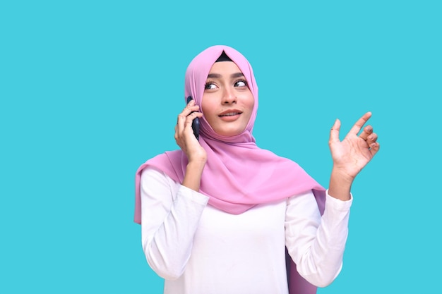 giovane ragazza che indossa l'hijab rosa piacevole conversazione al telefono modello pakistano indiano