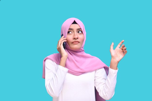 giovane ragazza che indossa l'hijab rosa piacevole conversazione al telefono modello pakistano indiano