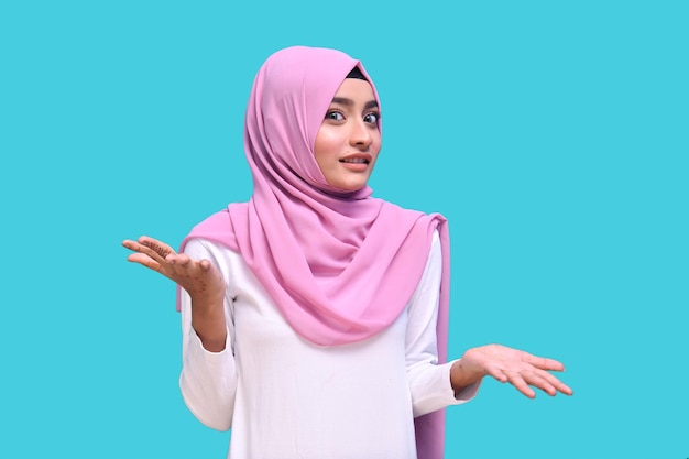 giovane ragazza che indossa l'hijab rosa scioccante modella indiana pakistana