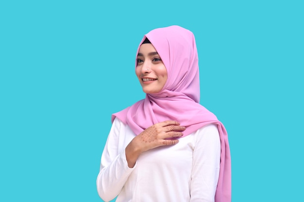 giovane ragazza che indossa l'hijab sorridente mano sul petto modello pakistano indiano