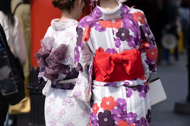 Giovane ragazza che indossa un kimono giapponese in piedi davanti al tempio Sensoji a Tokyo Giappone Il kimono è un indumento tradizionale giapponese La parola kimono che in realtà significa una cosa da indossare