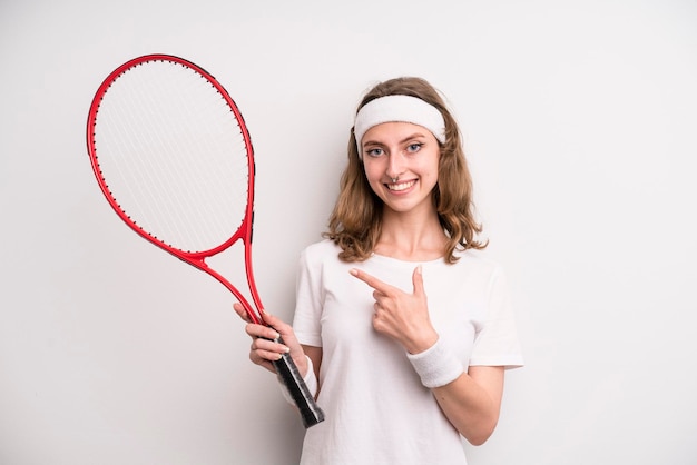 Giovane ragazza che pratica il concetto di sport di tennis