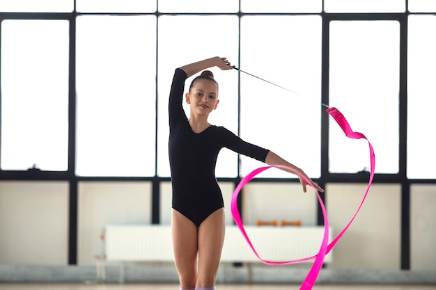 Giovane ragazza che si allena in ginnastica