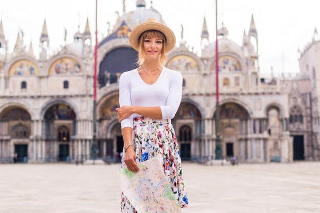 giovane ragazza che si diverte mentre visita Venezia - Turista che viaggia in Italia e visita i monumenti più importanti di Venezia - Concetti di stile di vita, viaggi, turismo