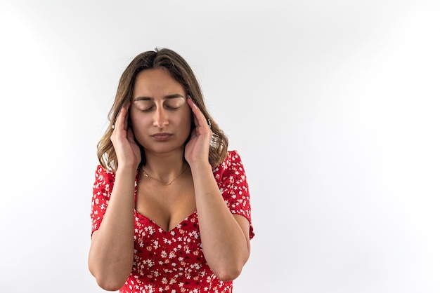 Giovane ragazza che soffre di mal di testa tenendo la testa con le mani isolate su sfondo bianco mani mal di testa sulla testa