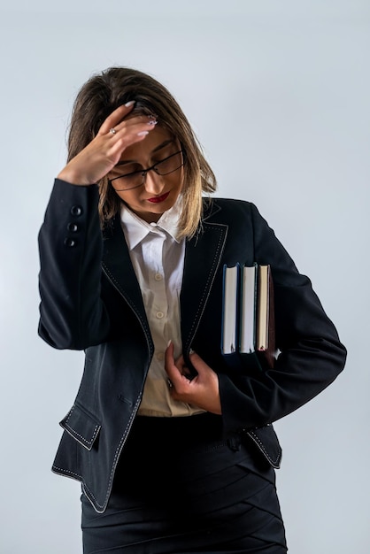 Giovane ragazza che soffre di mal di testa tenendo la testa con le mani isolate su sfondo bianco