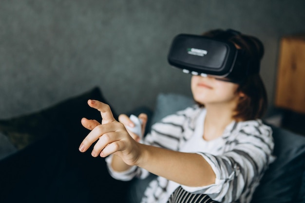 giovane ragazza che utilizza l'auricolare per realtà virtuale