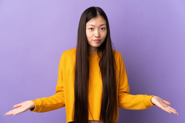 Giovane ragazza cinese isolata