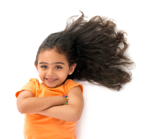 Giovane ragazza con bei capelli su sfondo bianco