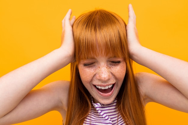 giovane ragazza con hir rosso e grande cappello rosso non piace qualcosa e urla isolato su bianco