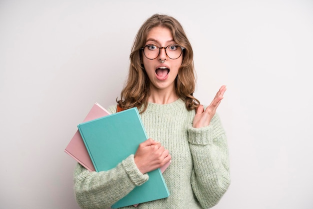 Giovane ragazza con il concetto di studente universitario di libri