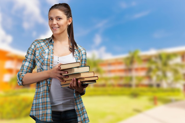 Giovane ragazza con il libro isolato