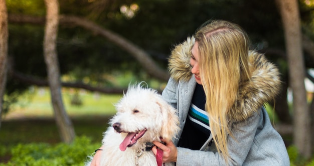 Giovane ragazza con il suo cane in un parco