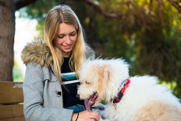 Giovane ragazza con il suo cane in un parco