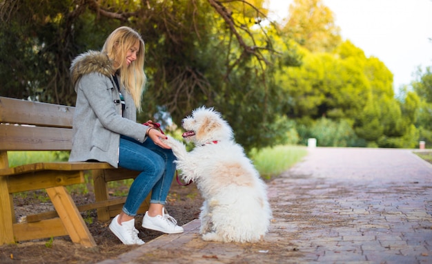 Giovane ragazza con il suo cane in un parco