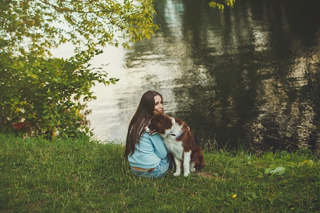 Giovane ragazza con il suo cane