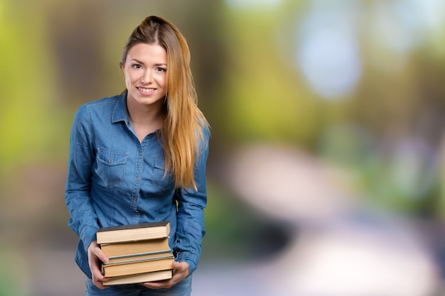 Giovane ragazza con libri