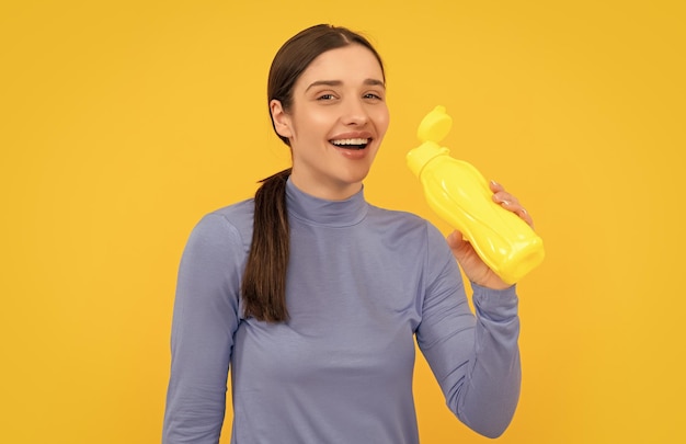 Giovane ragazza con lo sport bottiglia di plastica stile di vita sano equilibrio idrico nel corpo che beve al giorno